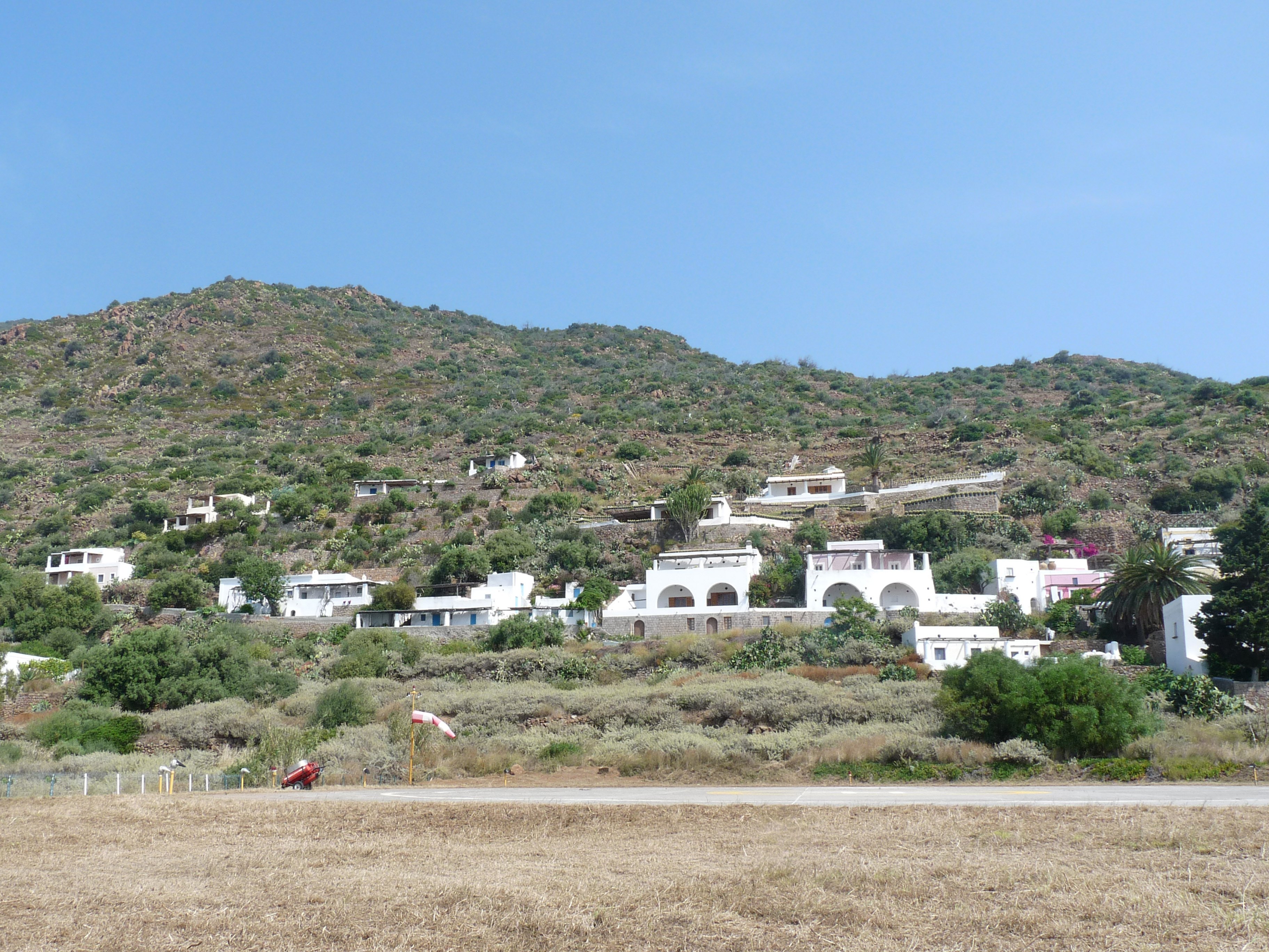 Panarea-Villas et piste d'atterrissage (1)