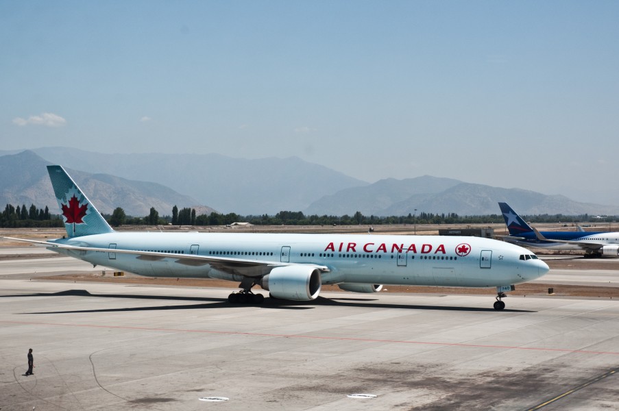 Air Canada 777, Santiago, 27th. Dec. 2010 - Flickr - PhillipC