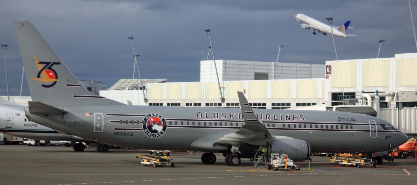 Alaska Airlines 737 at Sea-Tac (6259814782)