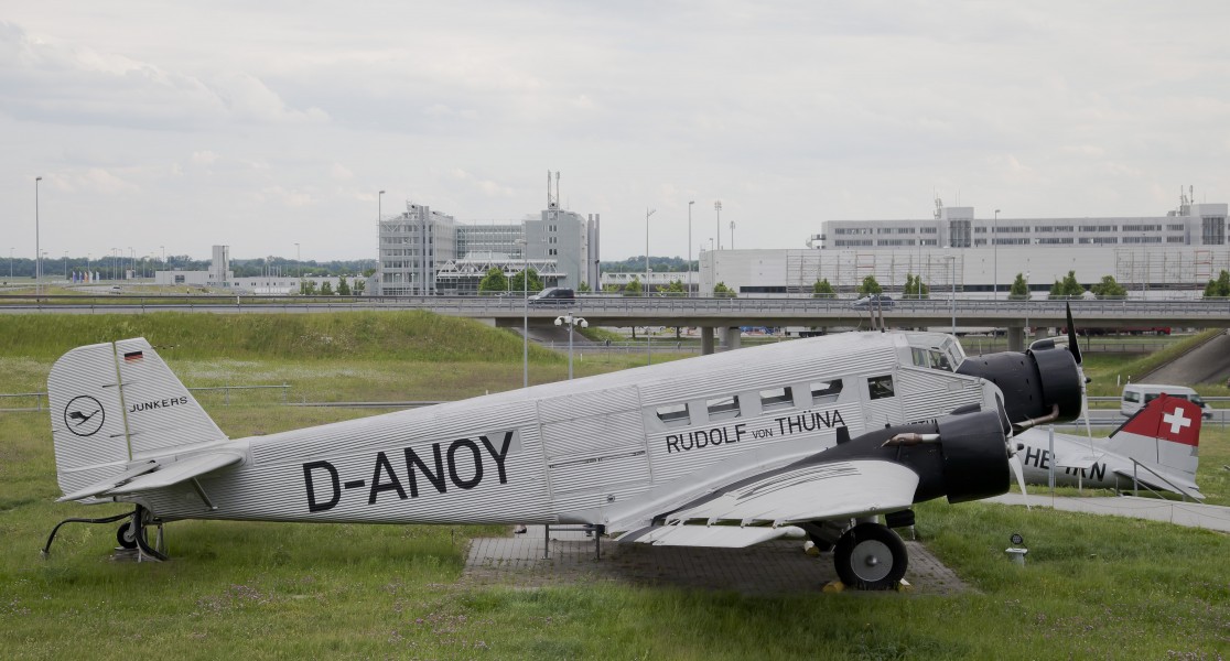 D-Anoy JU-52 Junkers 52 Rudolf von Thuena, Parque de visitantes, Aeropuerto de Múnich, Alemania, 2012-05-27, DD 01
