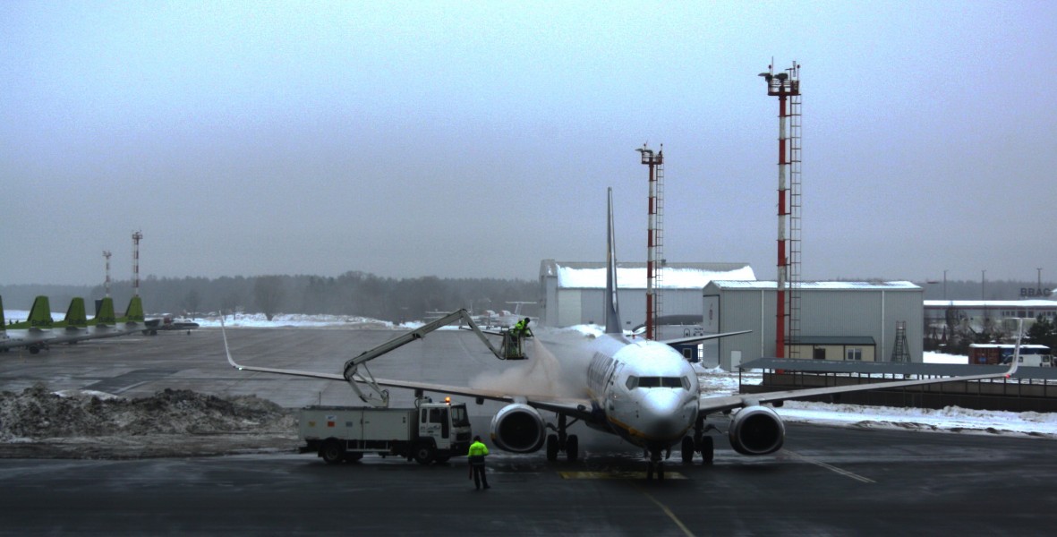 Enteisung eines Passagierflugzeuges Kaunas Airport