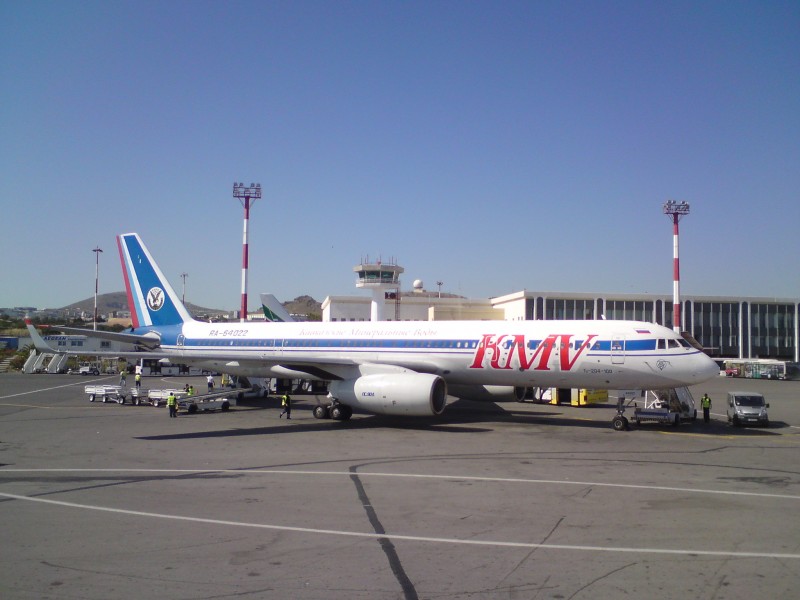 KMV Tu 204-100 in Heraklion