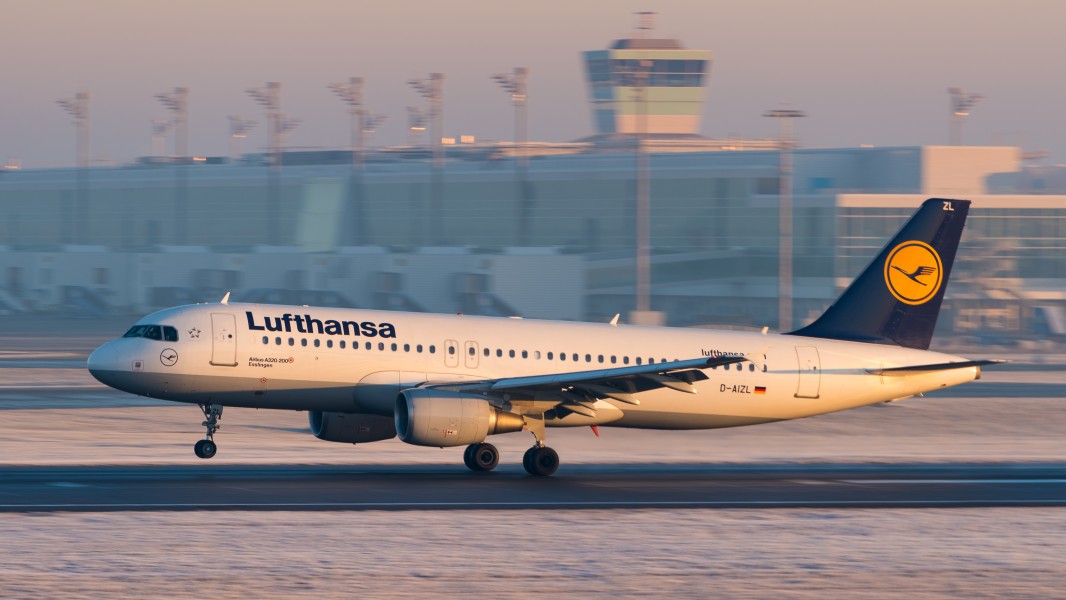 Lufthansa Airbus A320-214 D-AIZL MUC 2015 01