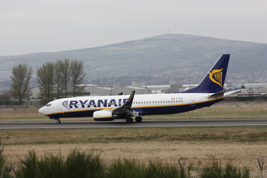 Ryanair (EI-EKR), Belfast City Airport, April 2010 (06)
