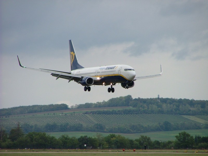 Ryanair Boeing 737-800 approaching Brno-Turany