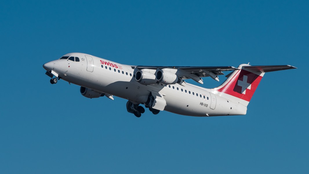 Swiss British Aerospace Avro 146-RJ100 HB-IXS MUC 2015 01