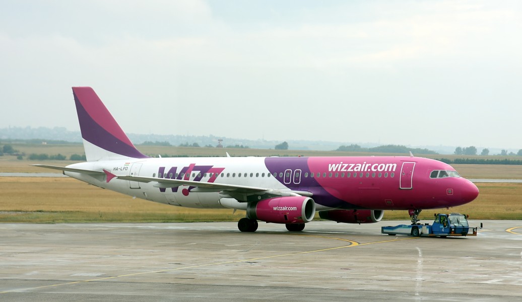 Wizz Air - HA-LPD - Airbus A320 with pushback tractor - Airport Budapest (0625)