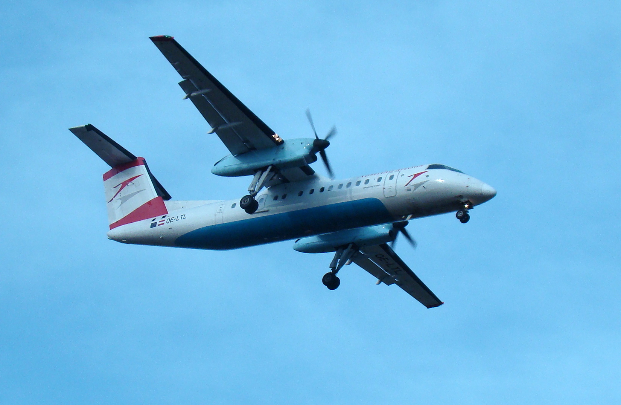 Q300 Austrian Arrows landing in Vienna