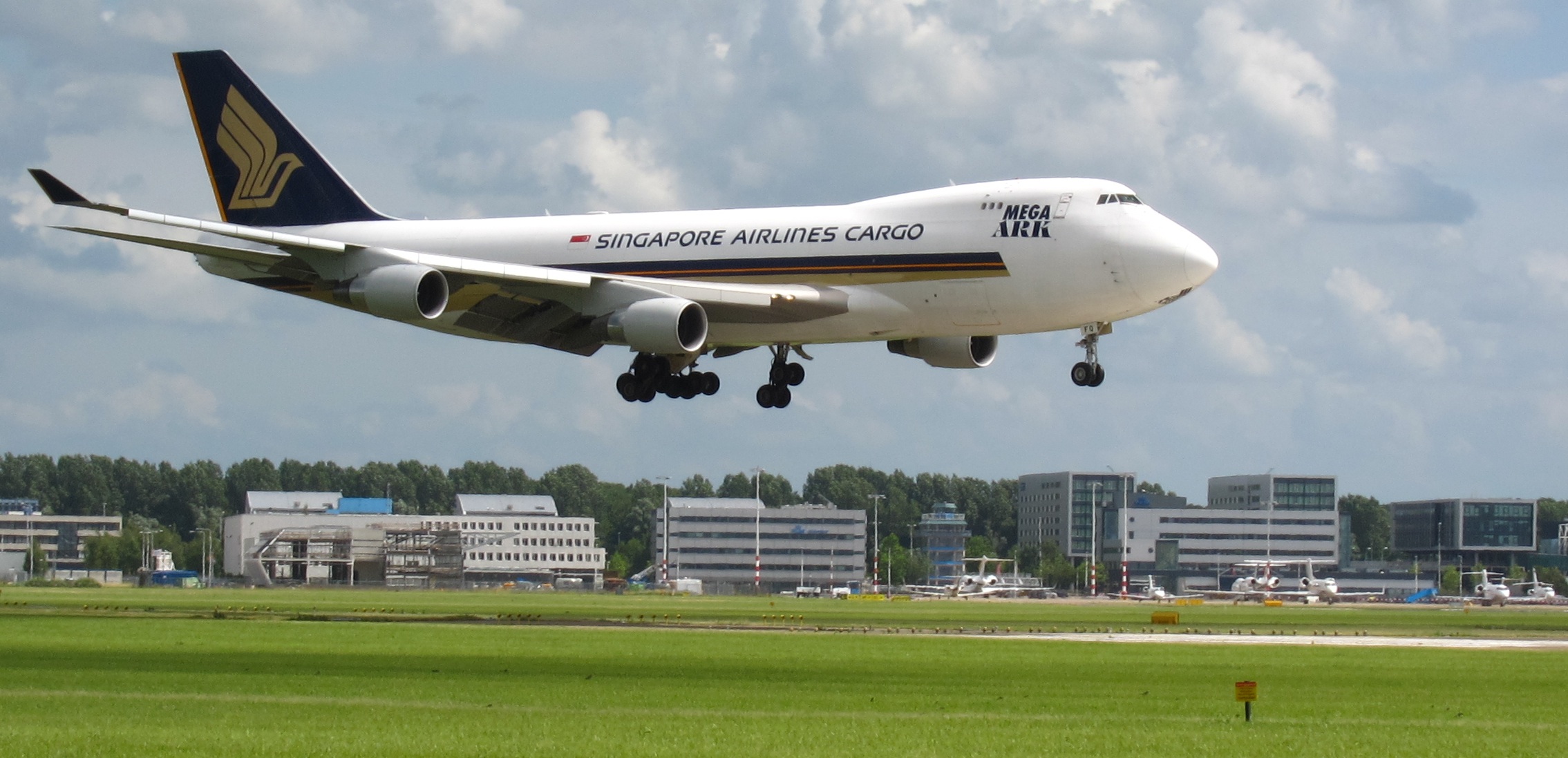 Singapore Airlines Cargo 747 landing at Schiphol