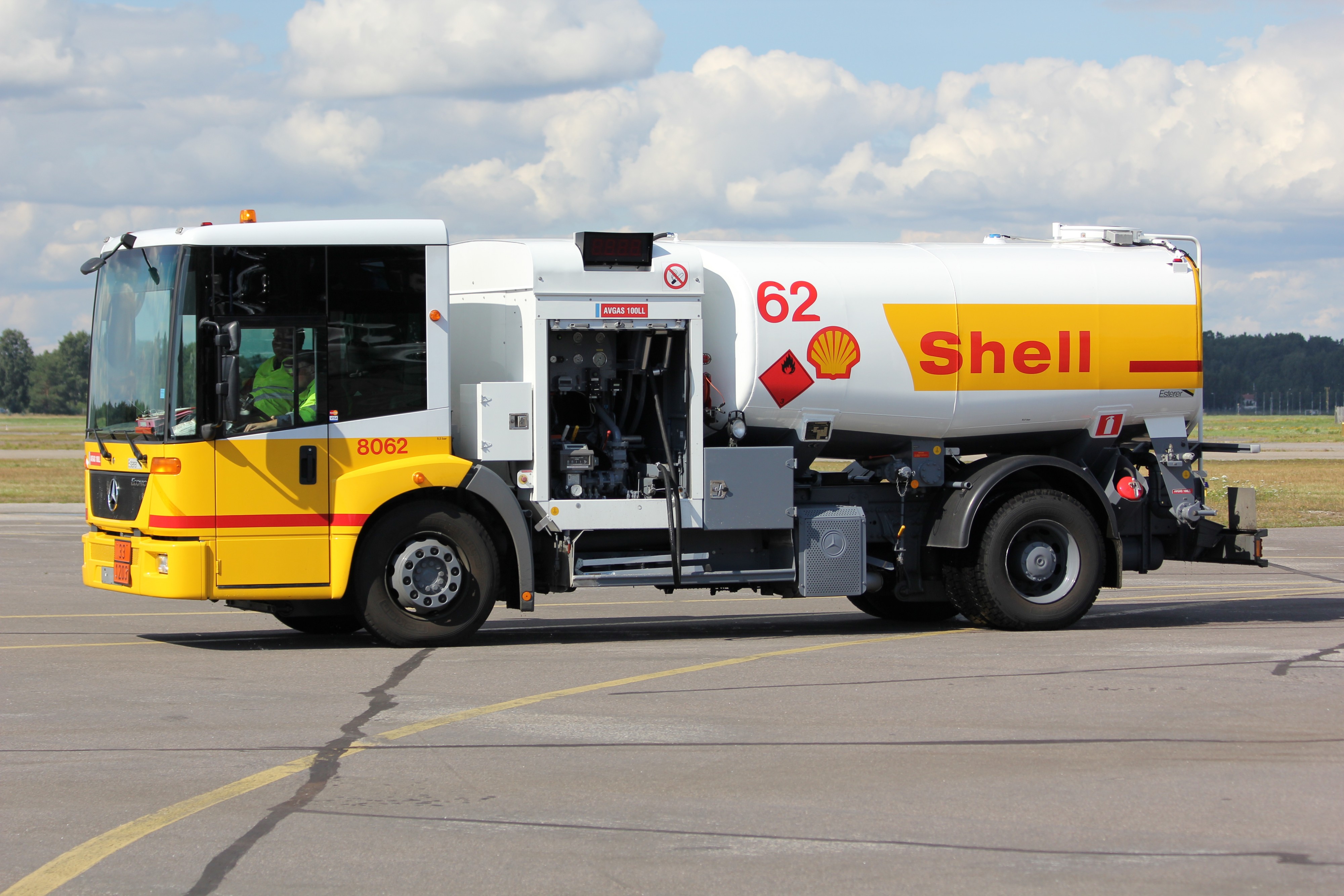 Mercedes-Benz Econic airport tanker Malmi 2