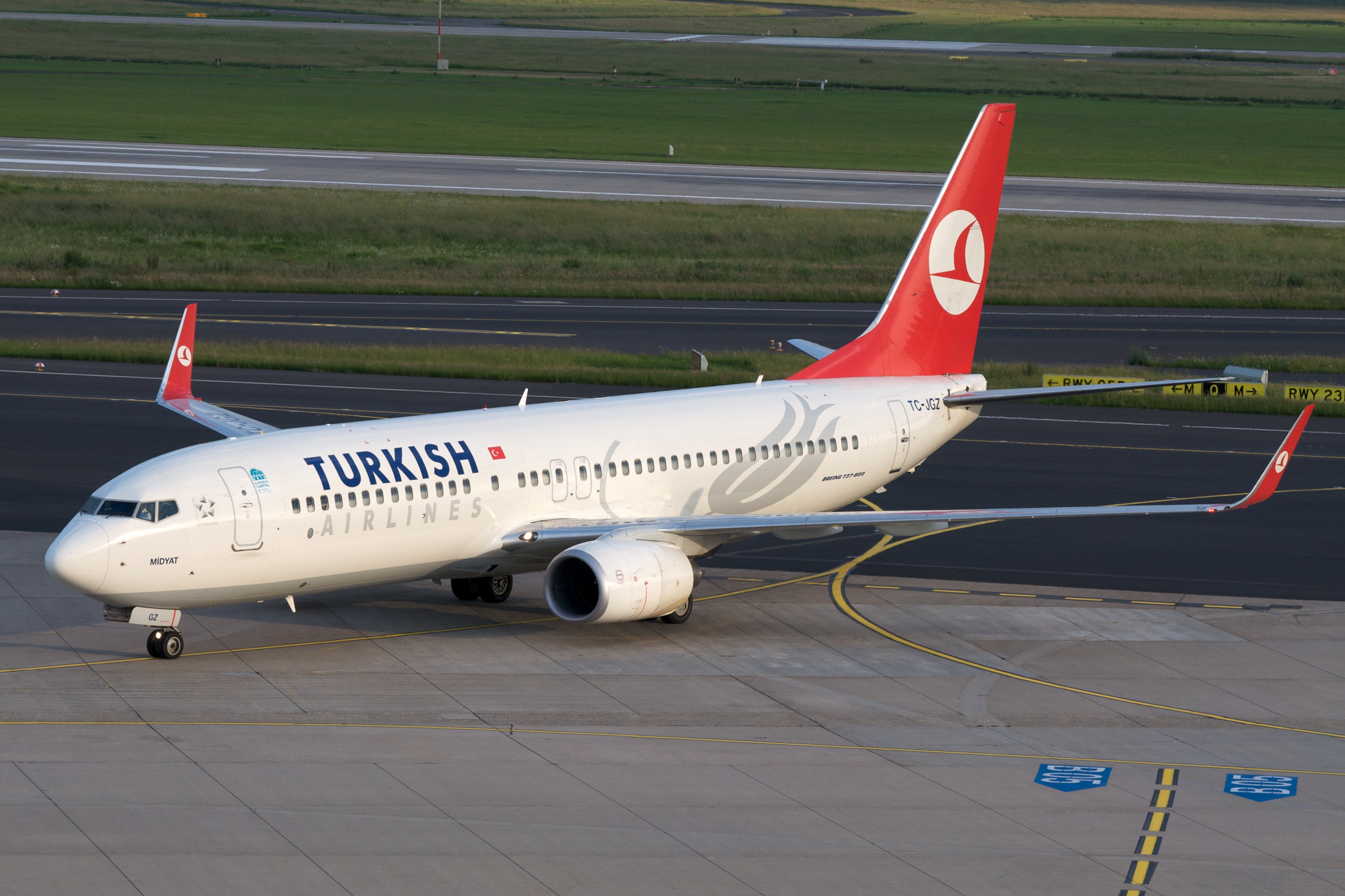 Turkish Boeing 737-800 TC-JGZ at Düsseldorf Airport