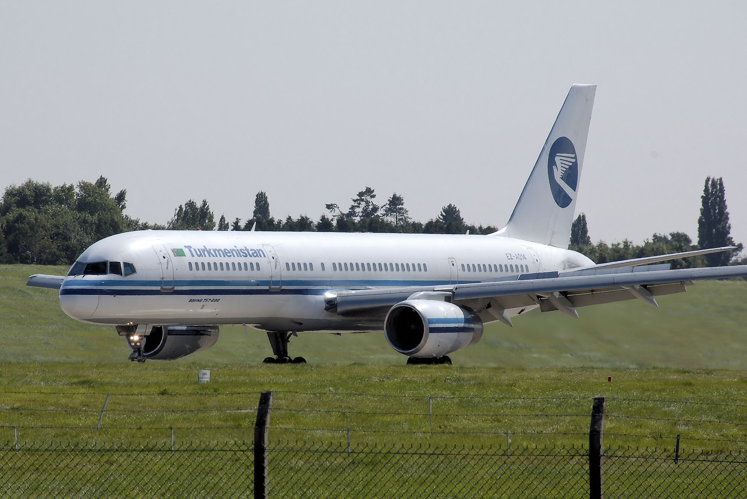 Turkmenistan b757-200 ez-ao14 arp