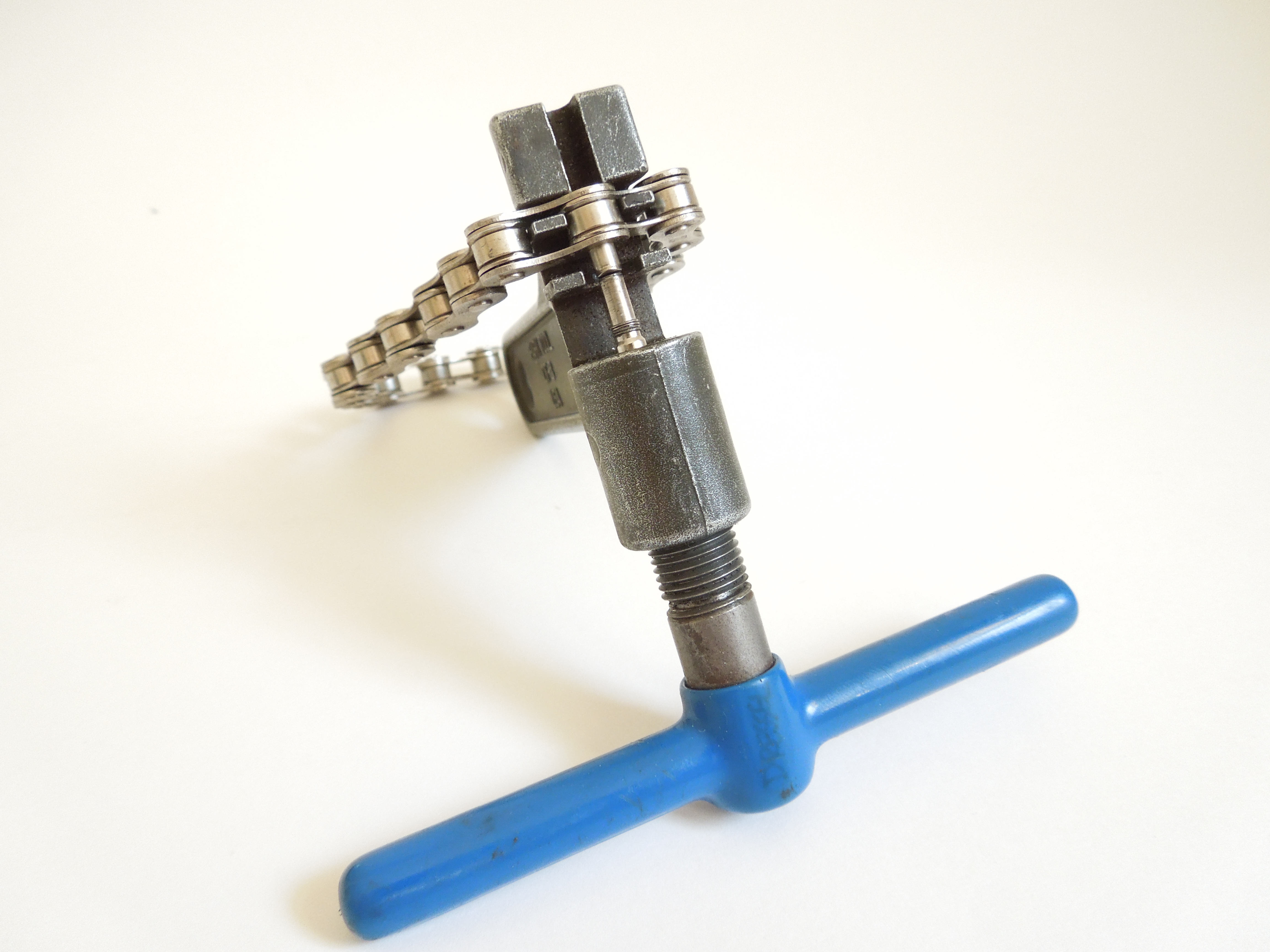 Assembling a bicycle chain with a chain tool