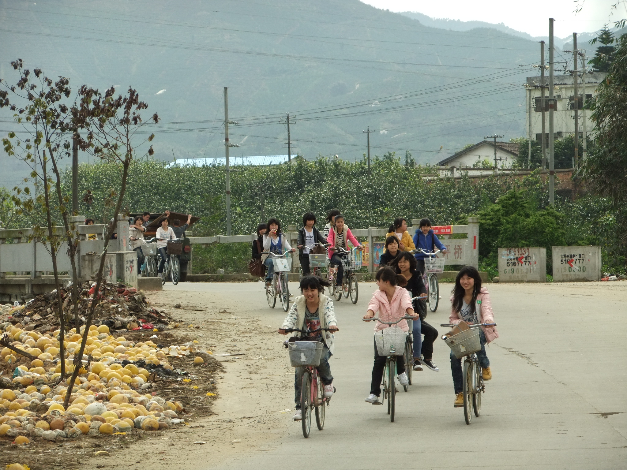 Dapingqiao - schoolchildren riding home - DSCF4120