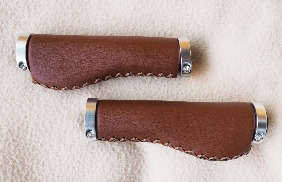Anatomic bicycle grips made of leather