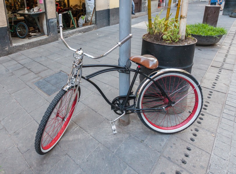 Bicicleta en la Calle Regina, México D.F., México, 2013-10-16, DD 160