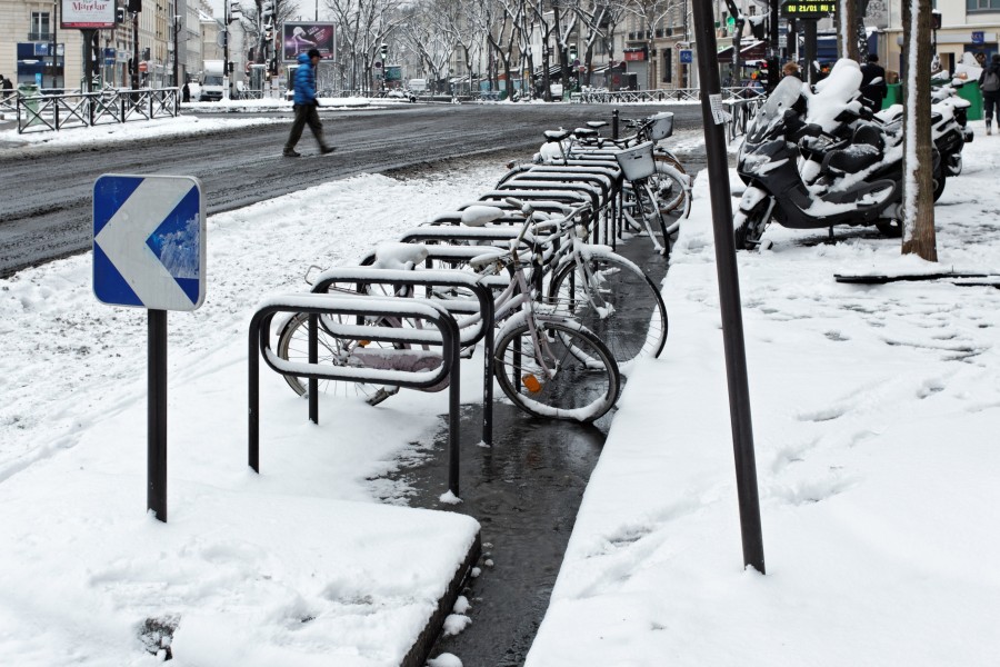 Boulevard de Ménilmontant (Paris), arceaux à vélo sous la neige 01