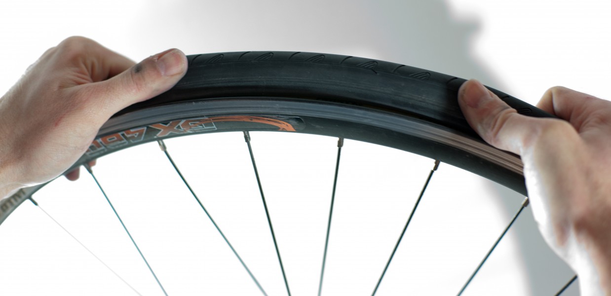 Changing an inner tube - Adjusting the tire (3)