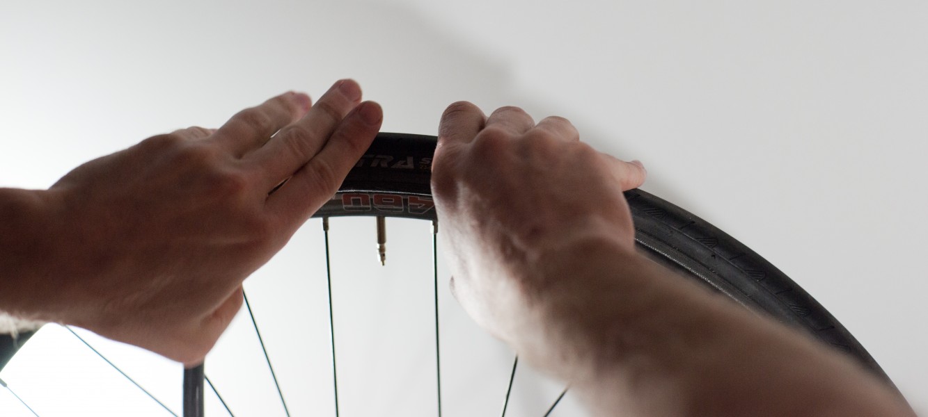 Changing an inner tube - Inserting the new tube (2)