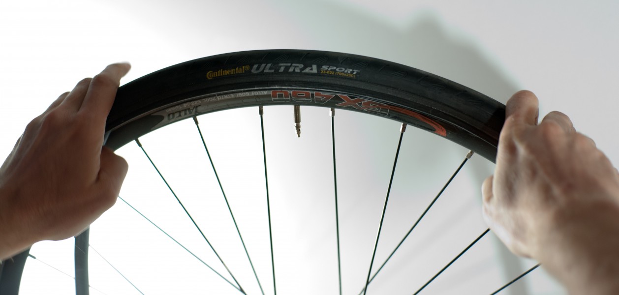 Changing an inner tube - Inserting the new tube (3)