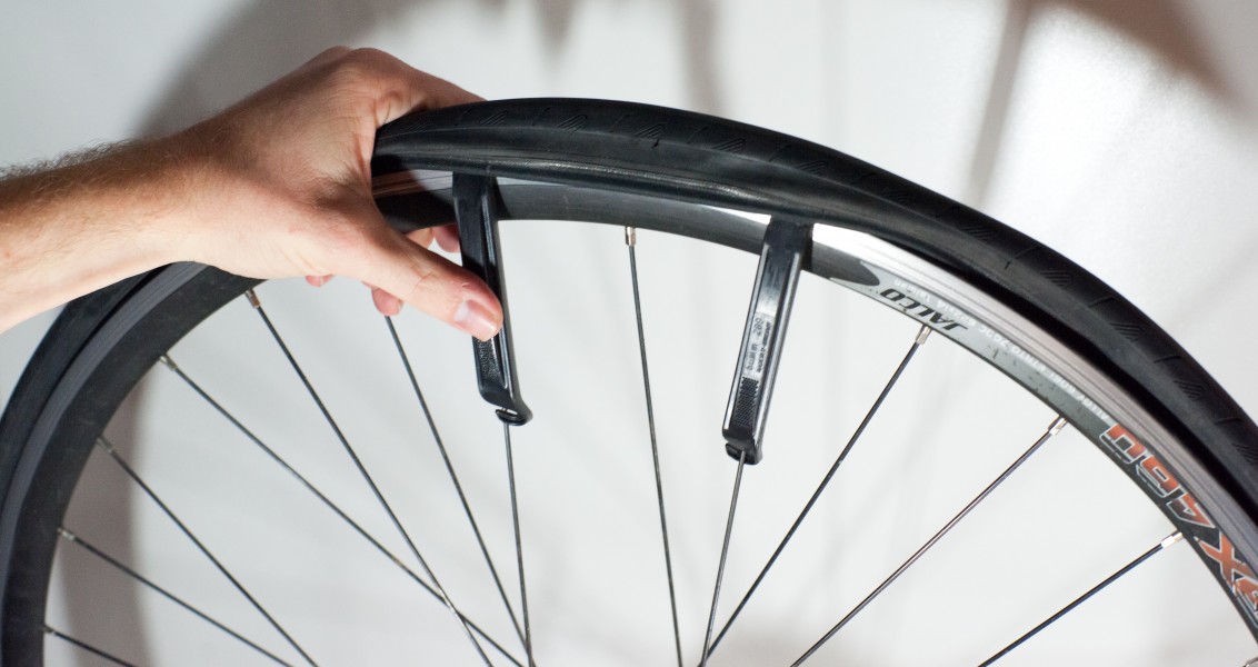 Changing an inner tube - Removing the tire (3)