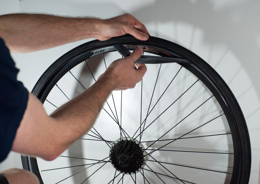Changing an inner tube - Removing the tube