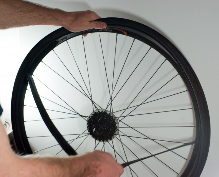Changing an inner tube - Removing the tube (2)