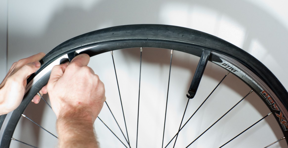 Changing an inner tube - Removing the tube (4)