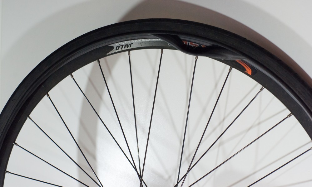 Changing an inner tube - Removing the tube (5)