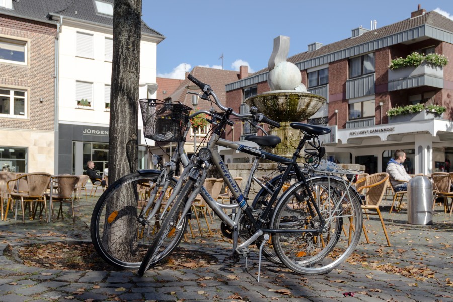 Dülmen, Fahrräder (vor dem Jubiläumsbrunnen) -- 2012 -- 8697
