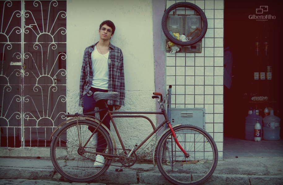 O garoto e a bicicleta. The boy and the bicycle.