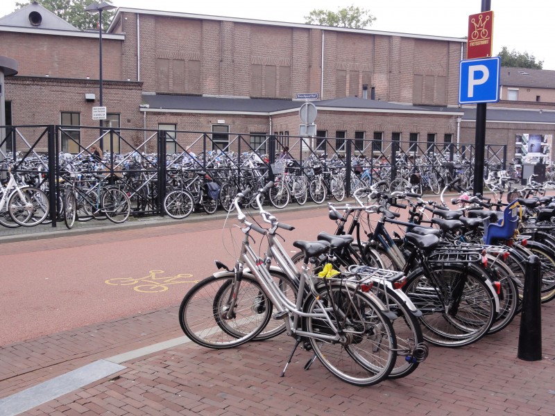 Oss Rijksmonument 516599 Kruissstraat 15 oude Jurgensfabriek, en volle fietsenstalling