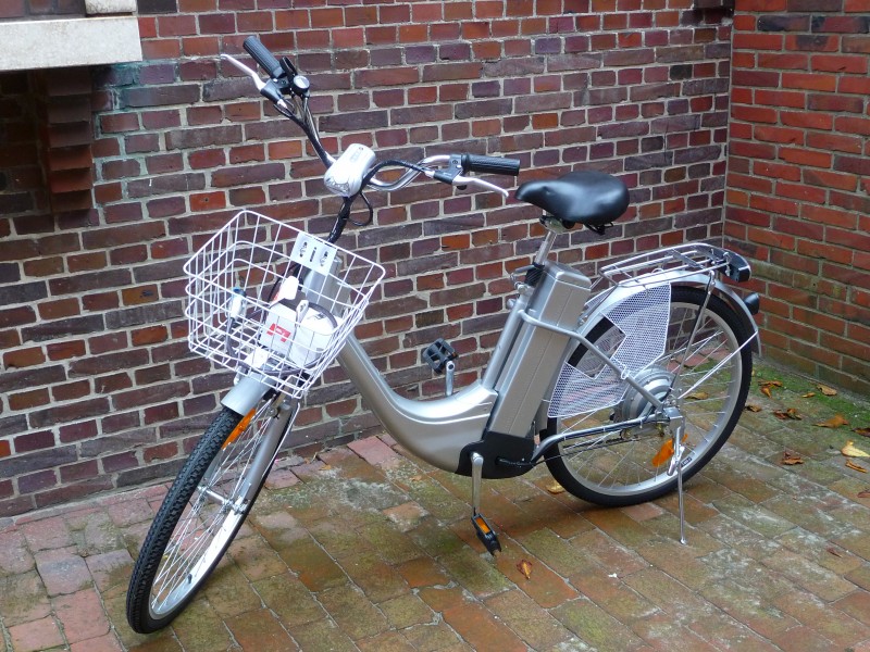 Silberfarbenes Fahrrad mit Elektromotor