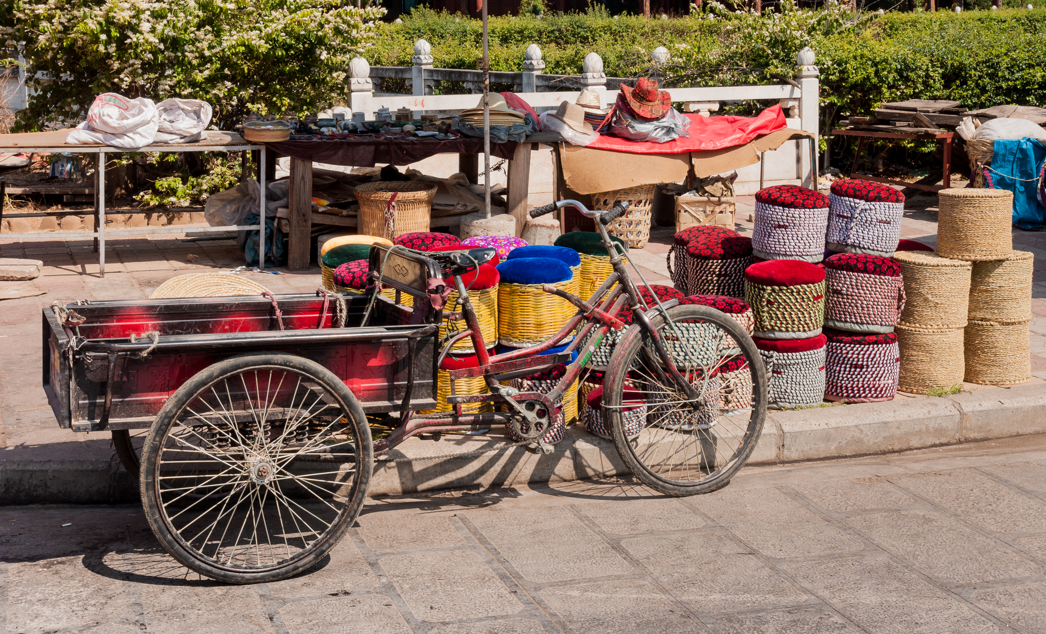 Shigu Yunnan China Bicycle-at-the-local-market-of-Shigu-01