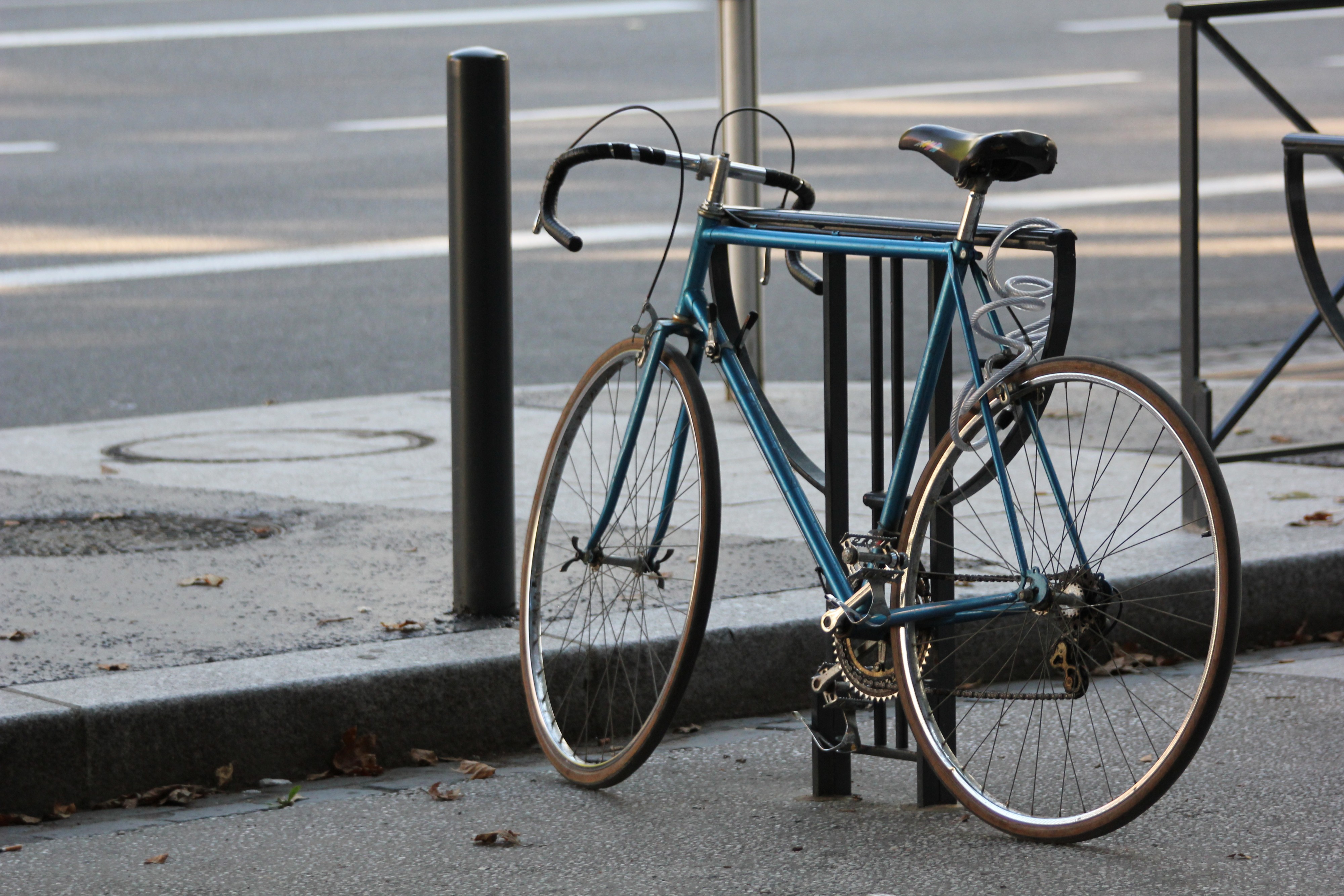 Blue bicycle facing left in Boulevard Lascrosse