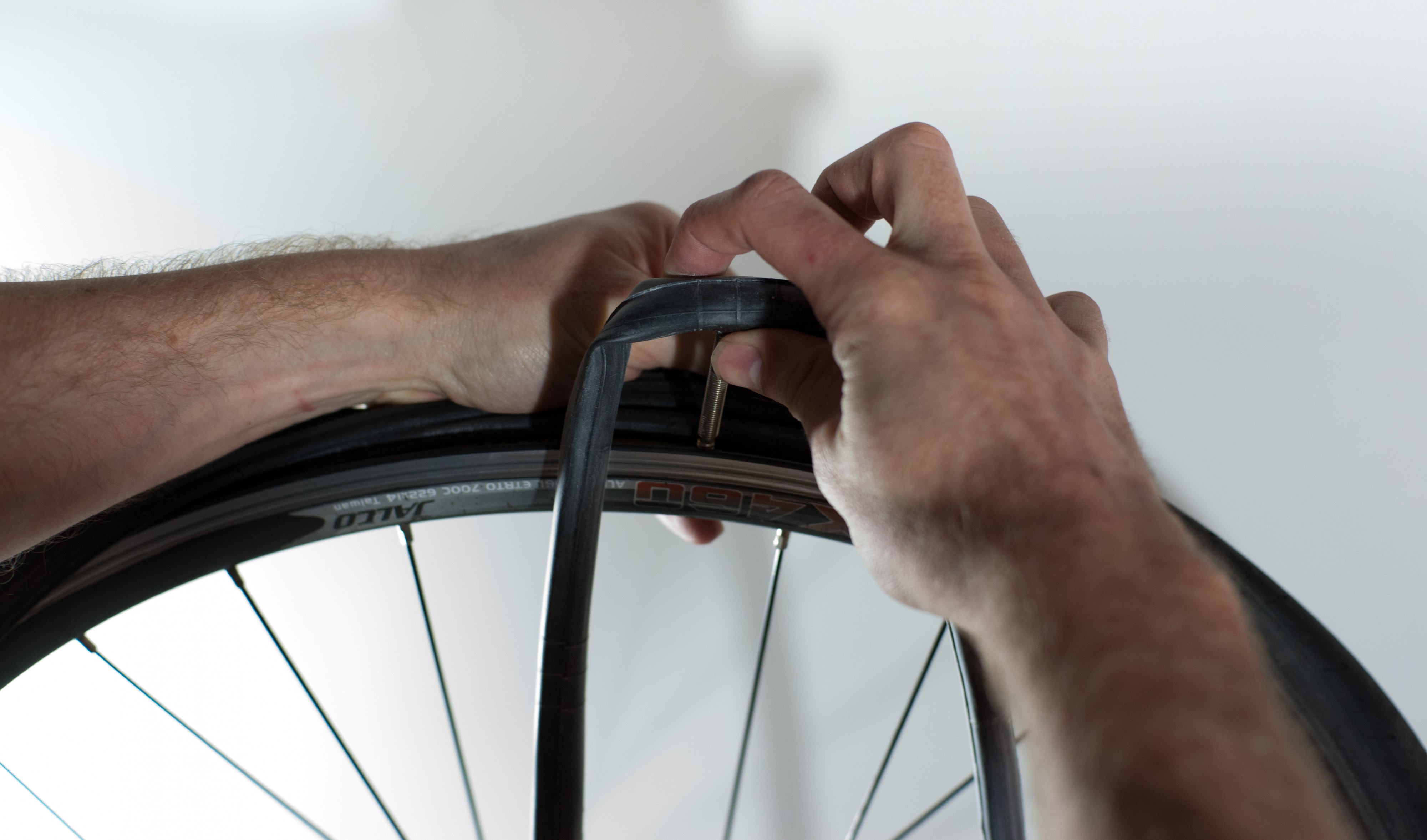 Changing an inner tube - Inserting the new tube
