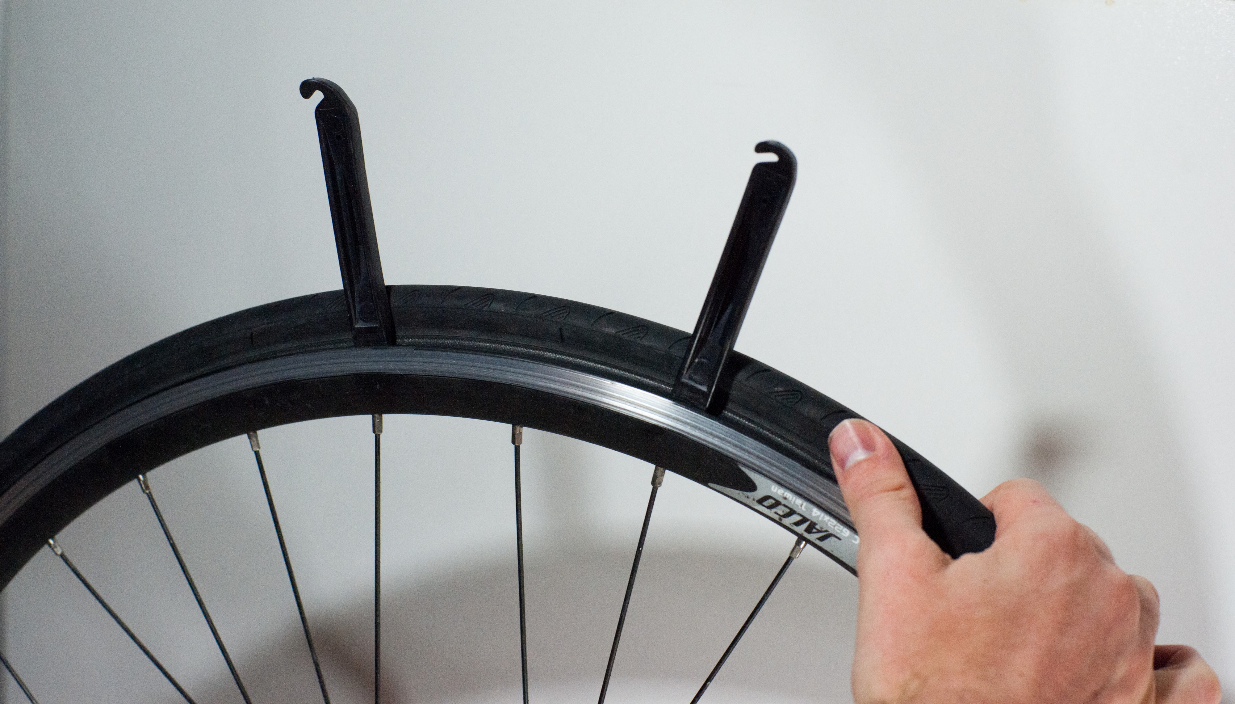 Changing an inner tube - Removing the tire (2)