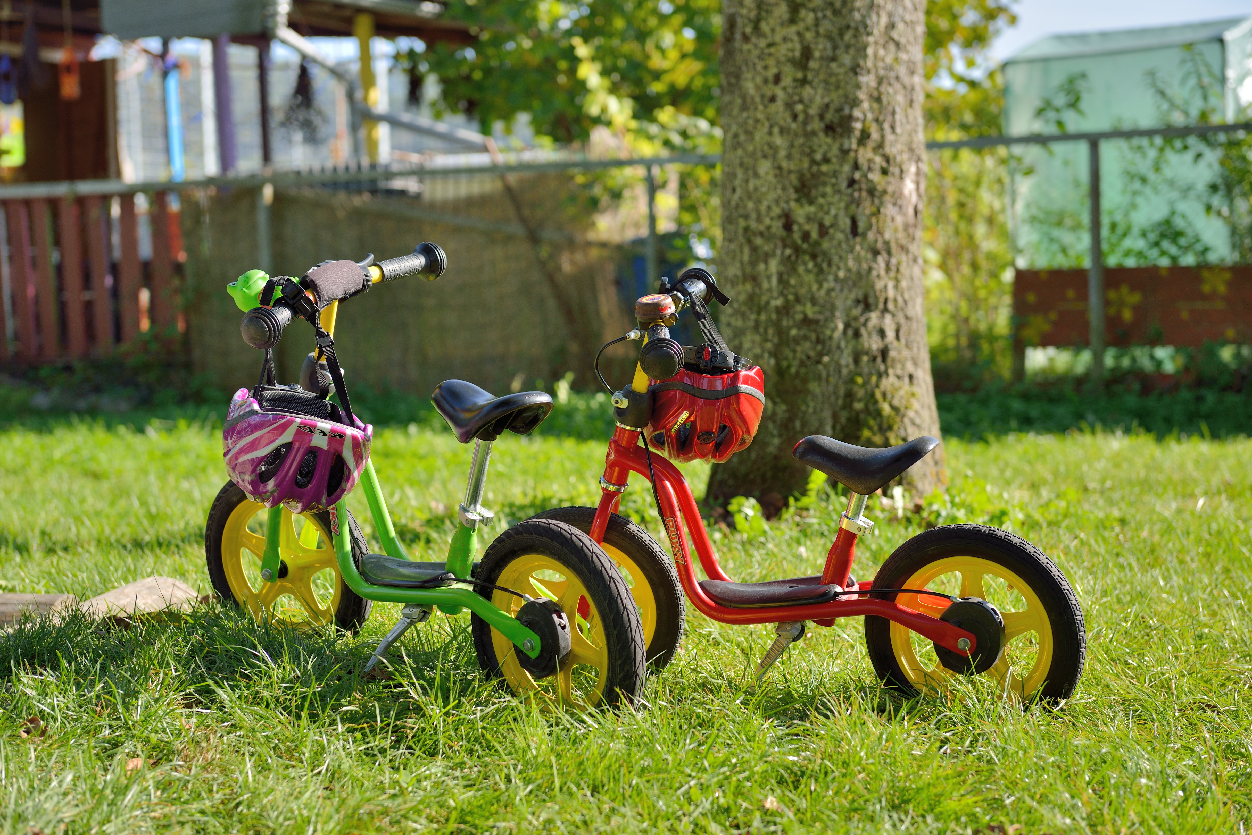Zwei Kinderlaufräder