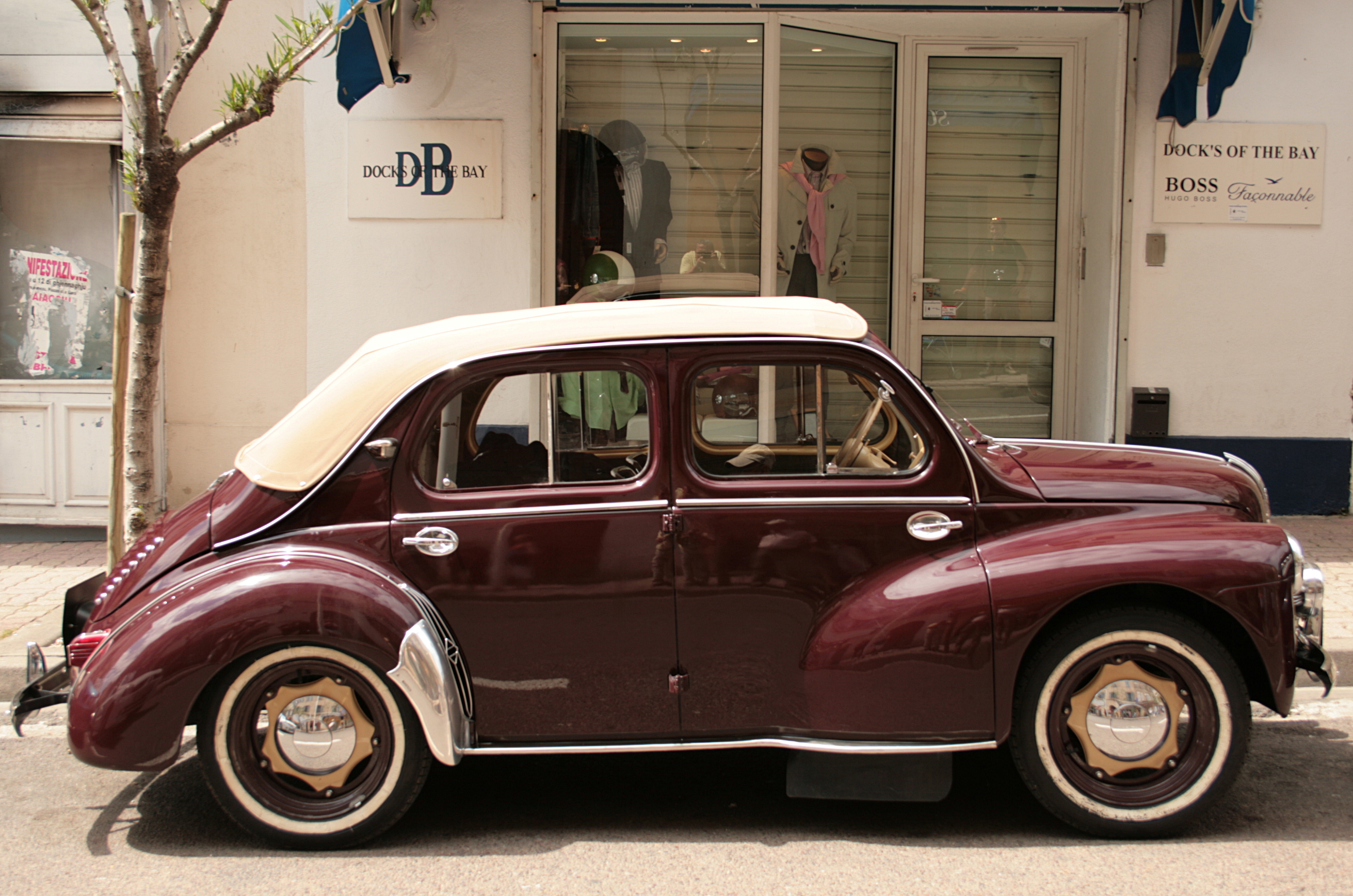 0 Calvi - Renault 4CV décapotable