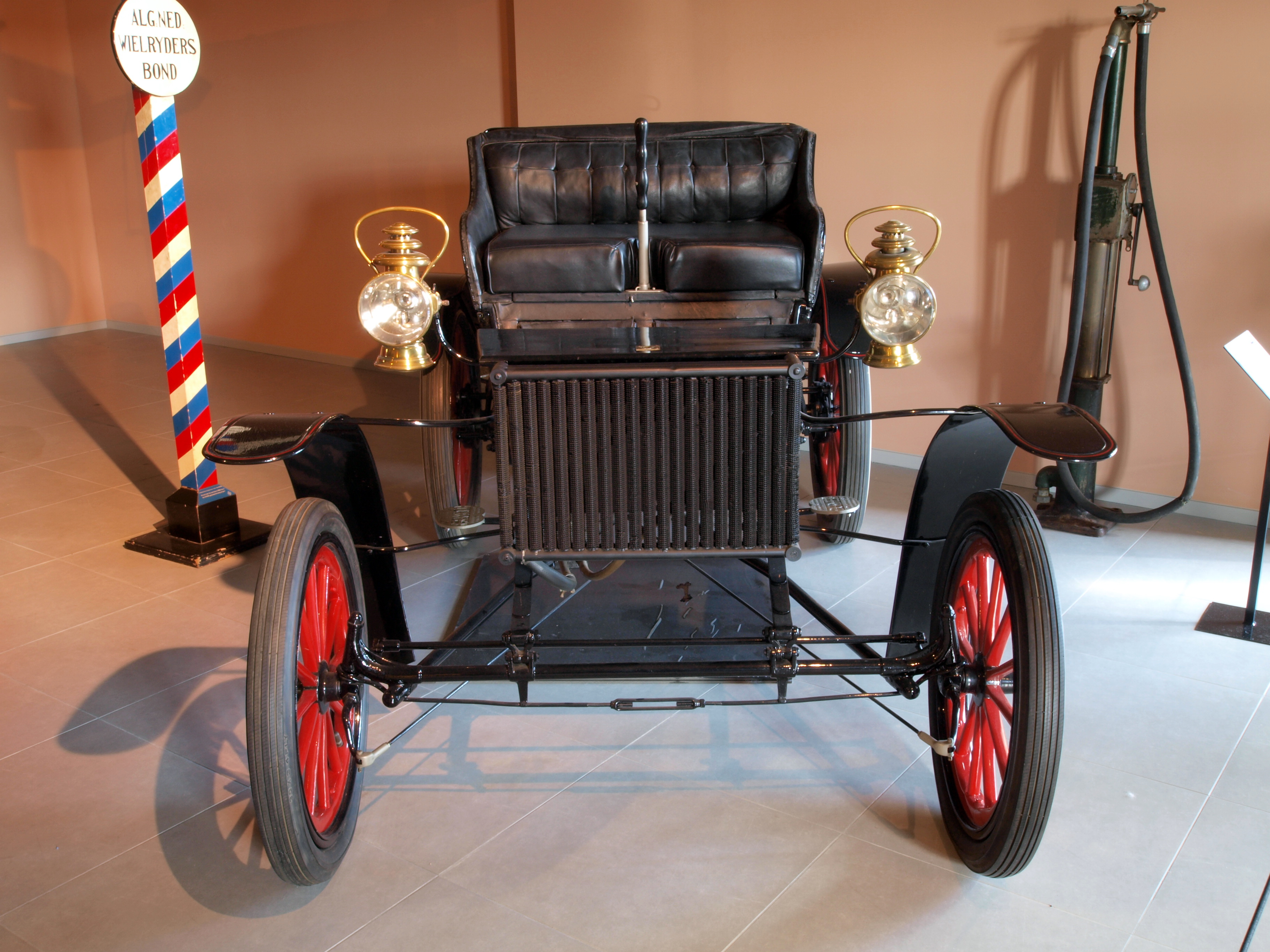 1903 Duryea Four-wheeled Gasoline Surrey photo2