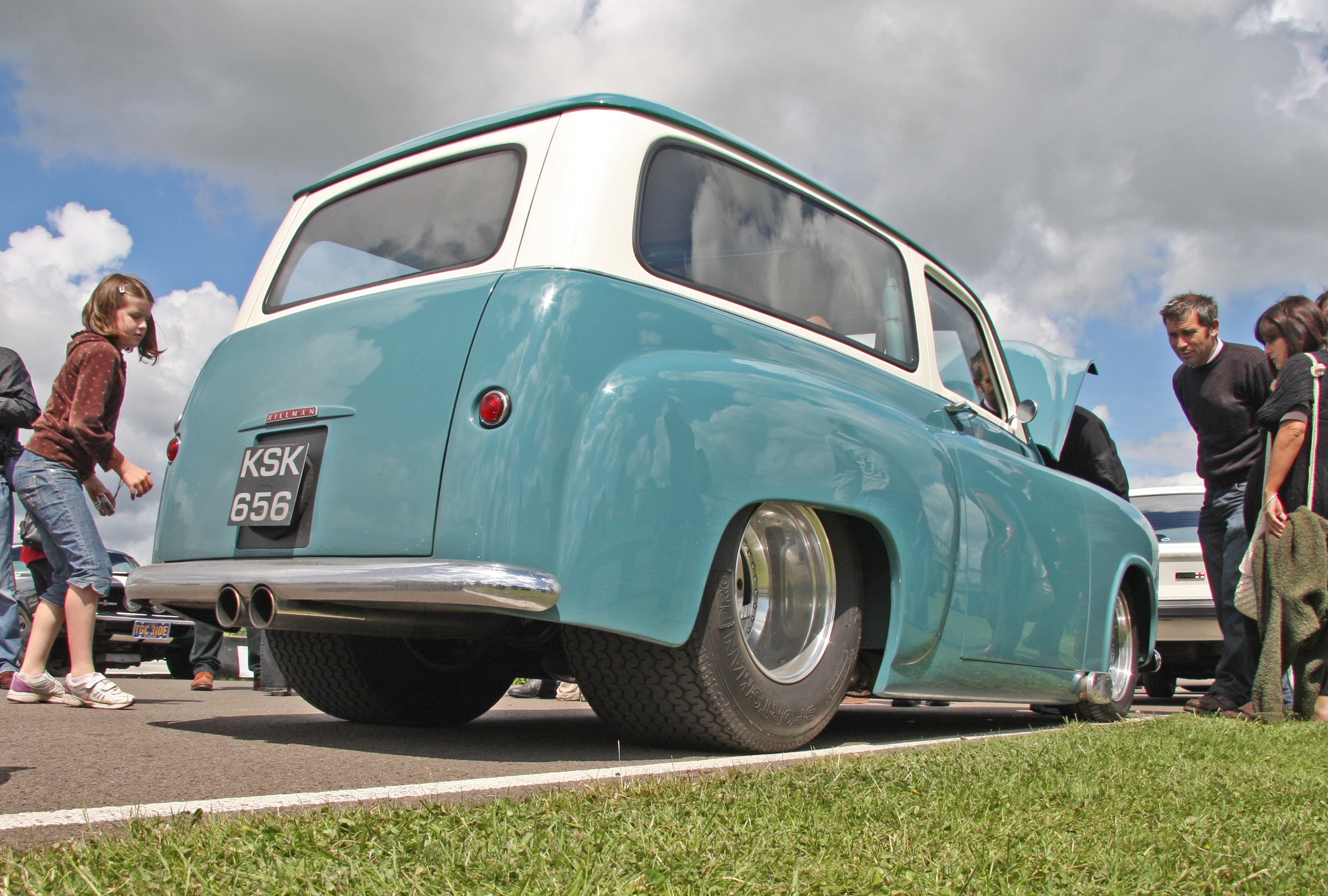 1955HillmanHuskyV8-rear
