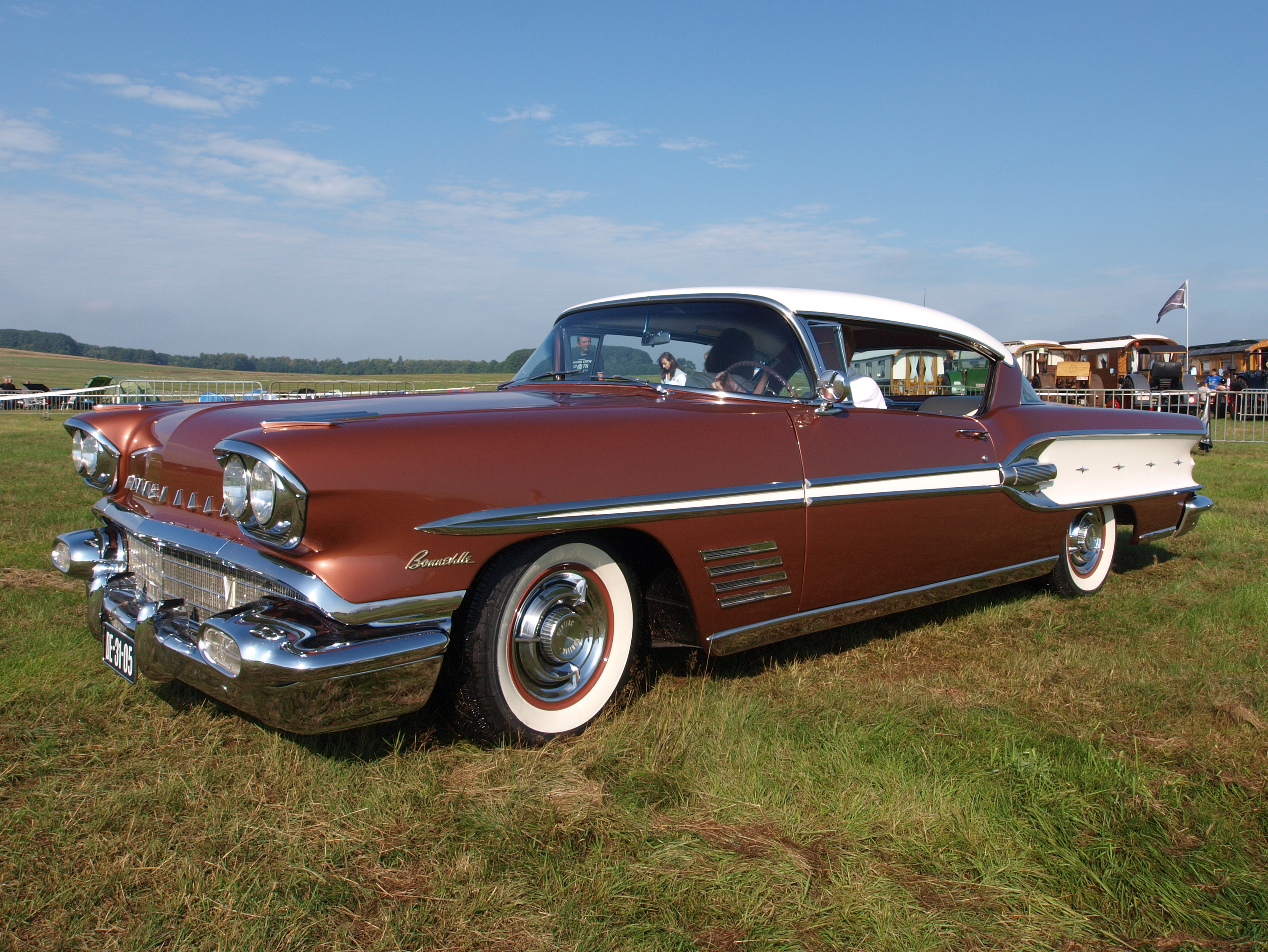 1958 Pontiac Bonneville photo2