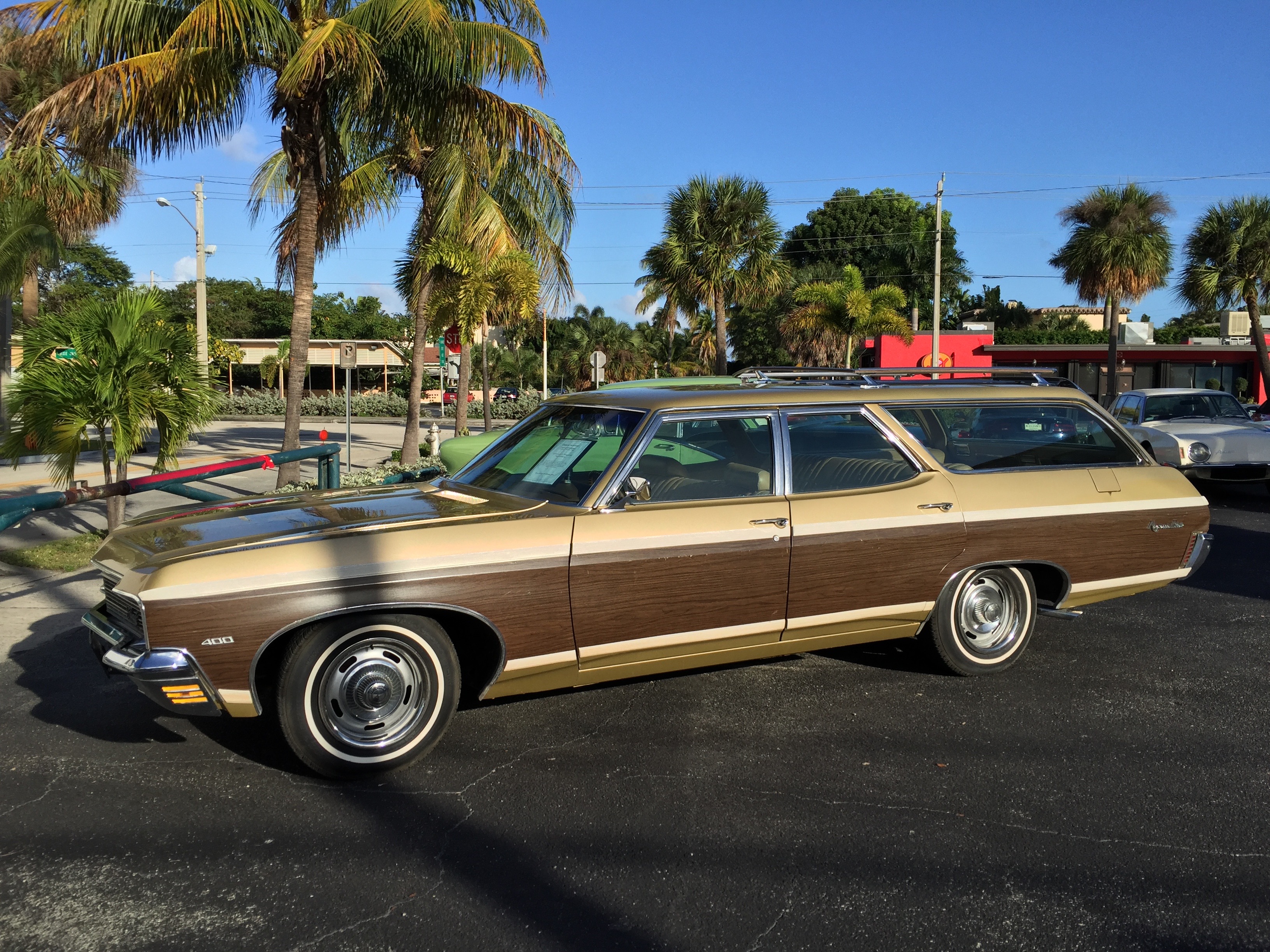 1970 Chevrolet Kingswood Estate station wagon in beige and woodgrain 01of11