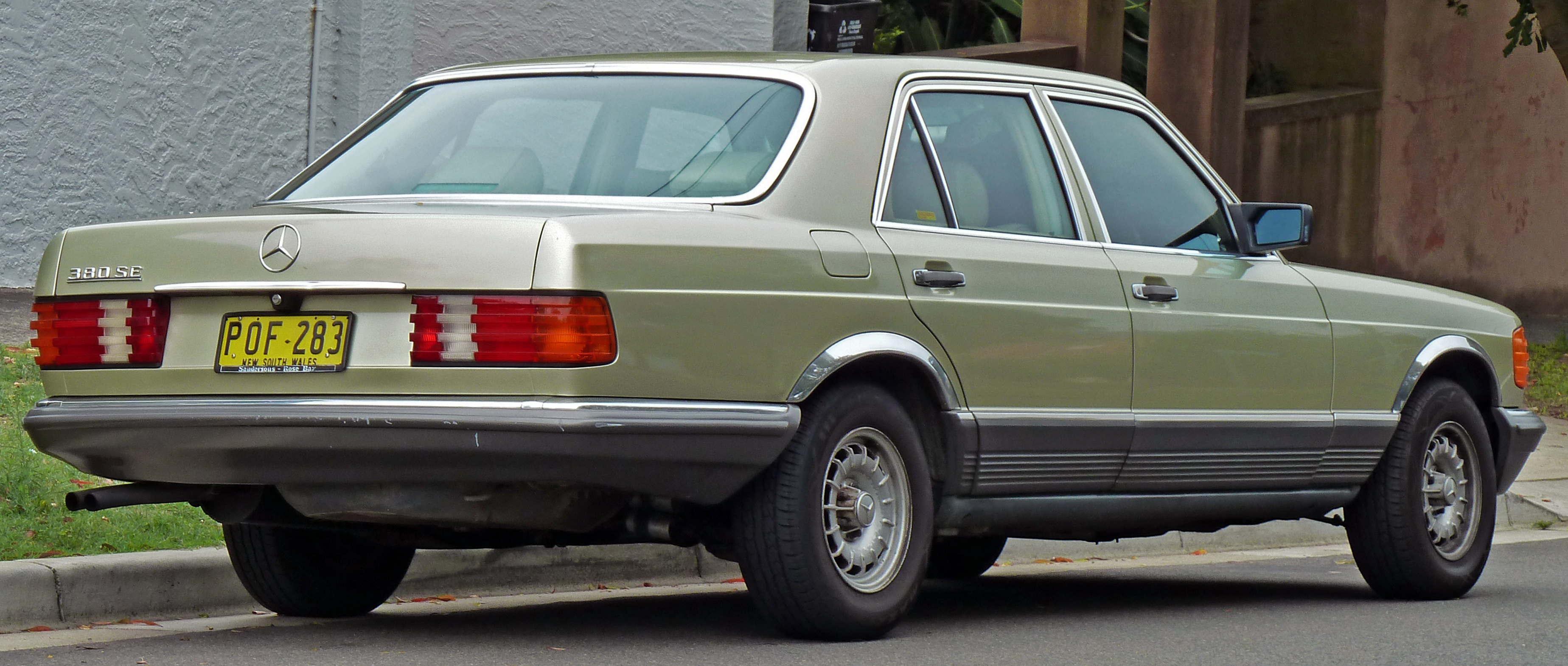 1983-1985 Mercedes-Benz 380 SE (W126) sedan (2011-01-13)