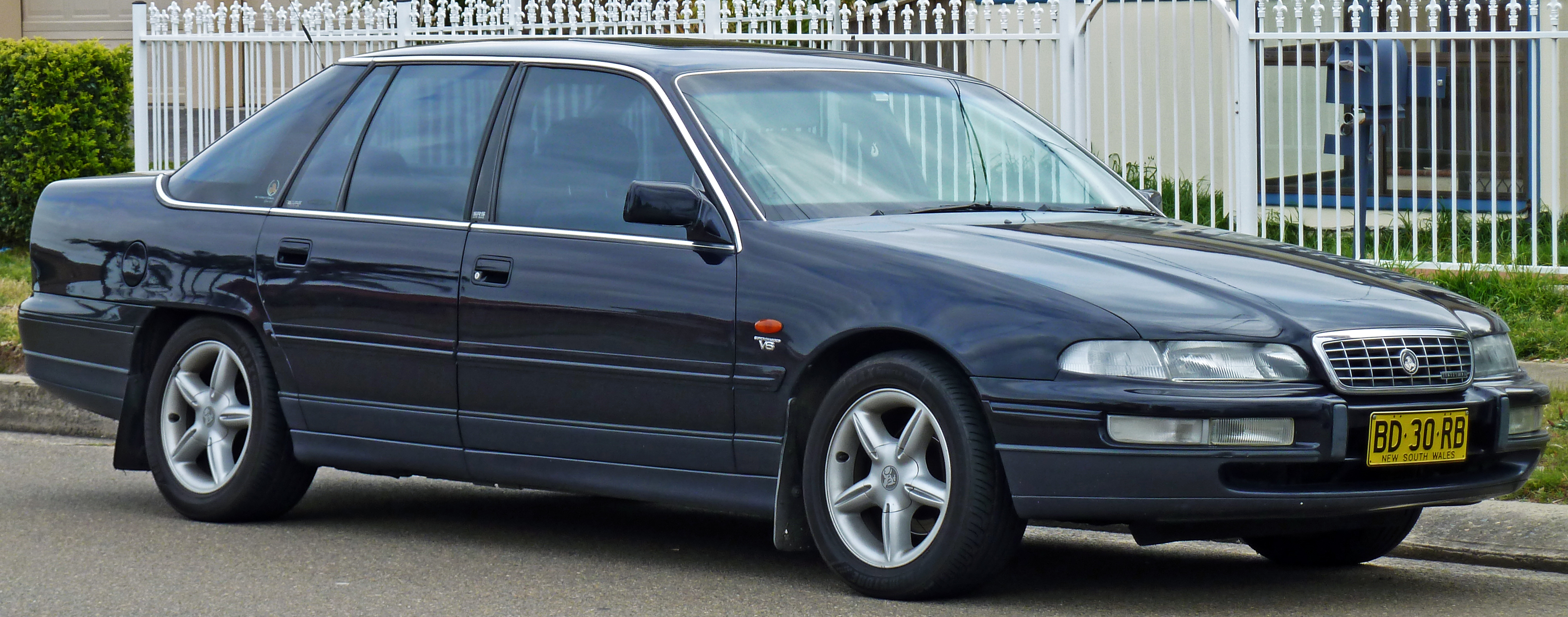 1997 Holden VS II Statesman International sedan 01