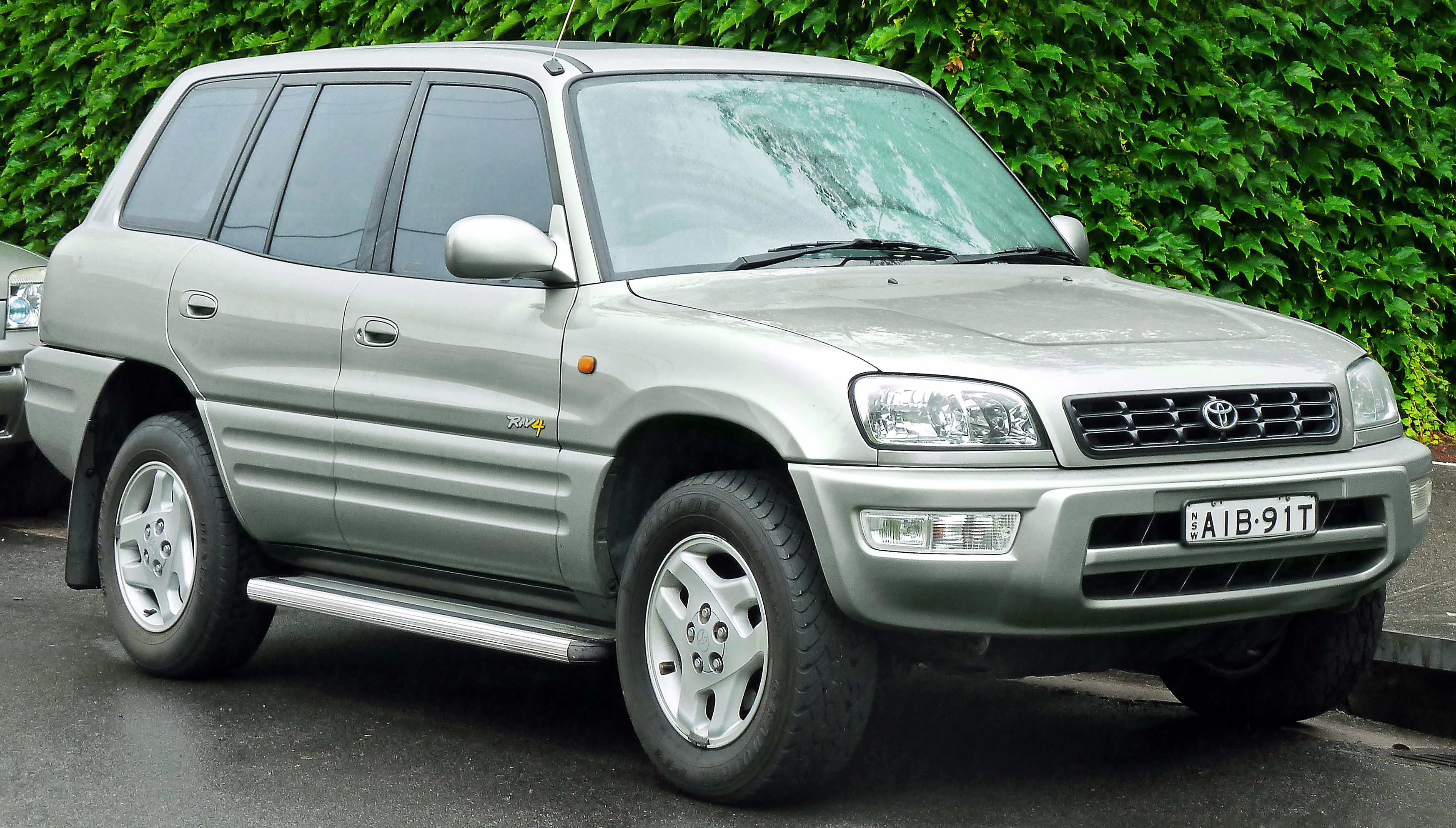 1998-2000 Toyota RAV4 (SXA11R) Cruiser wagon (2011-11-17) 01