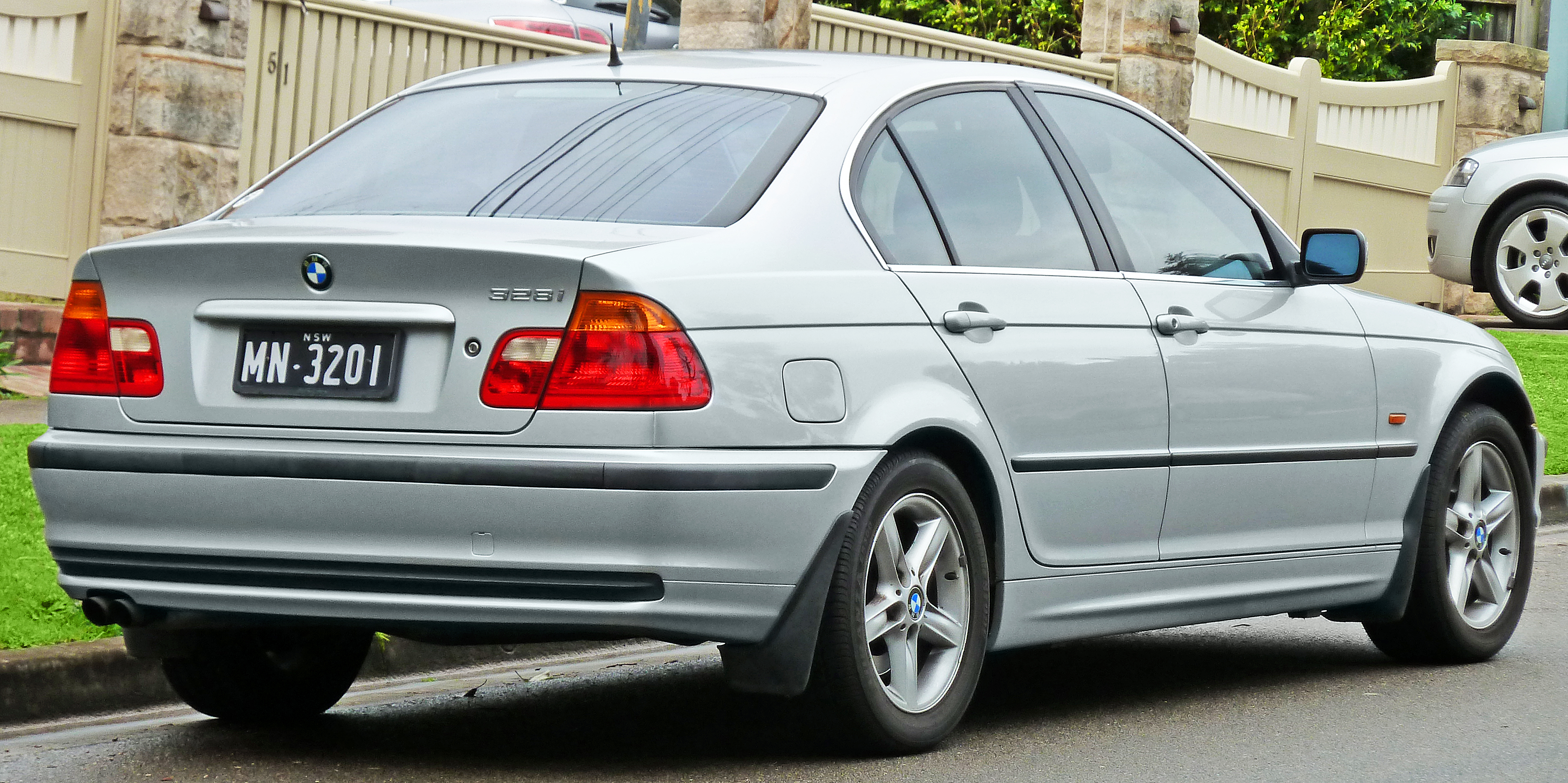 1998-2001 BMW 328i (E46) sedan (2011-07-17) 02