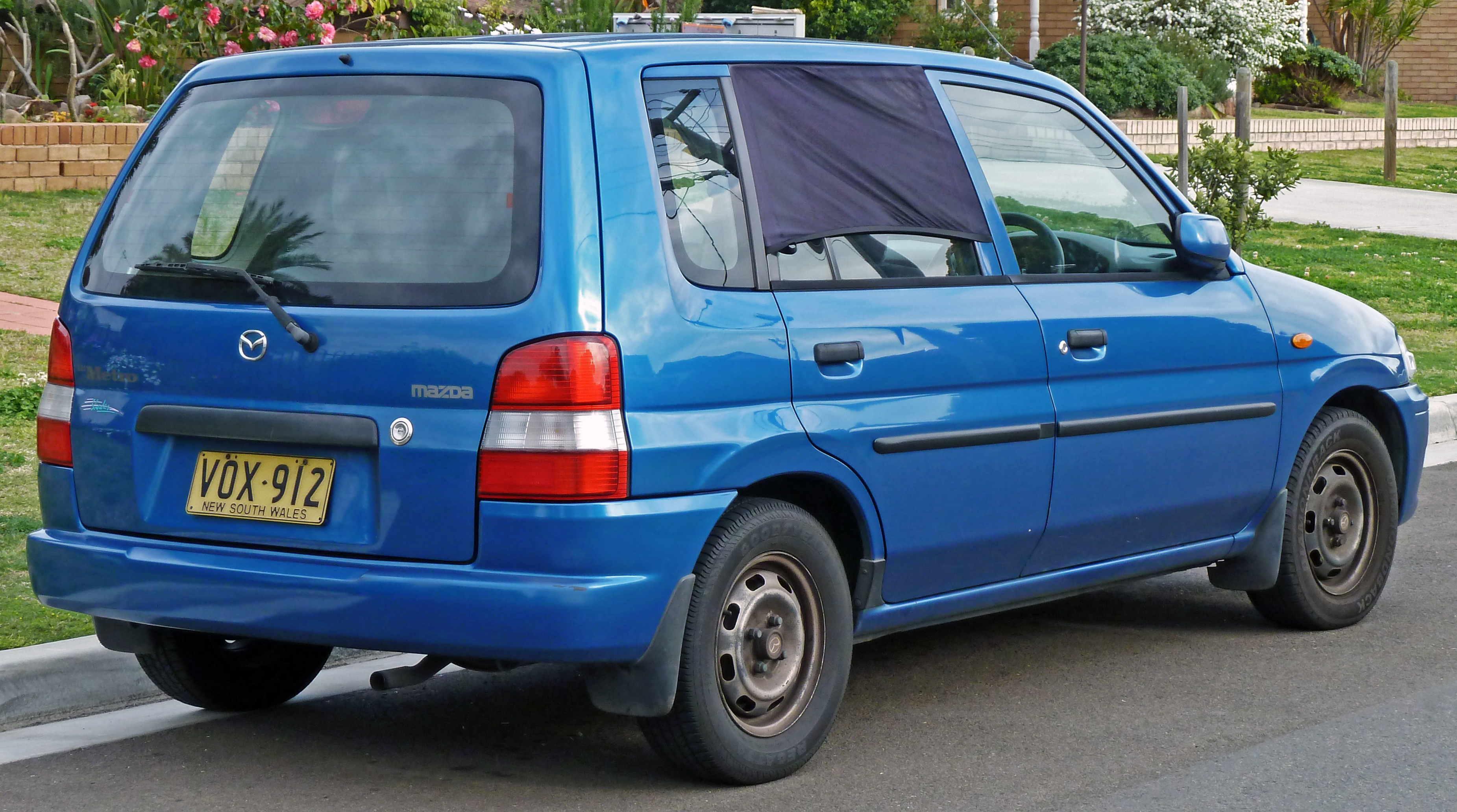 1999 Mazda 121 (DW) Shades Metro hatchback (2010-09-19) 02