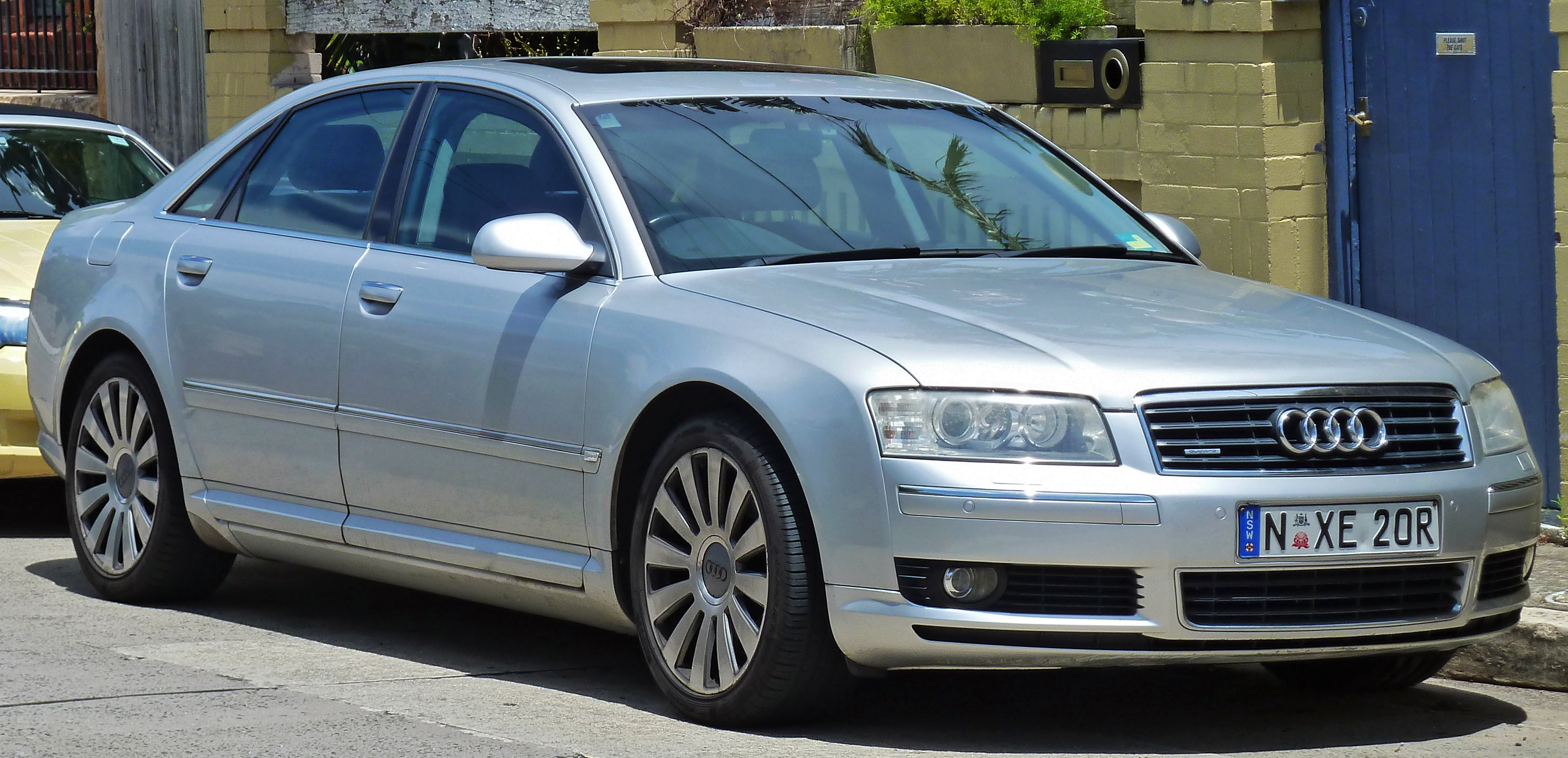 2003-2005 Audi A8 (4E) sedan (2011-01-05)