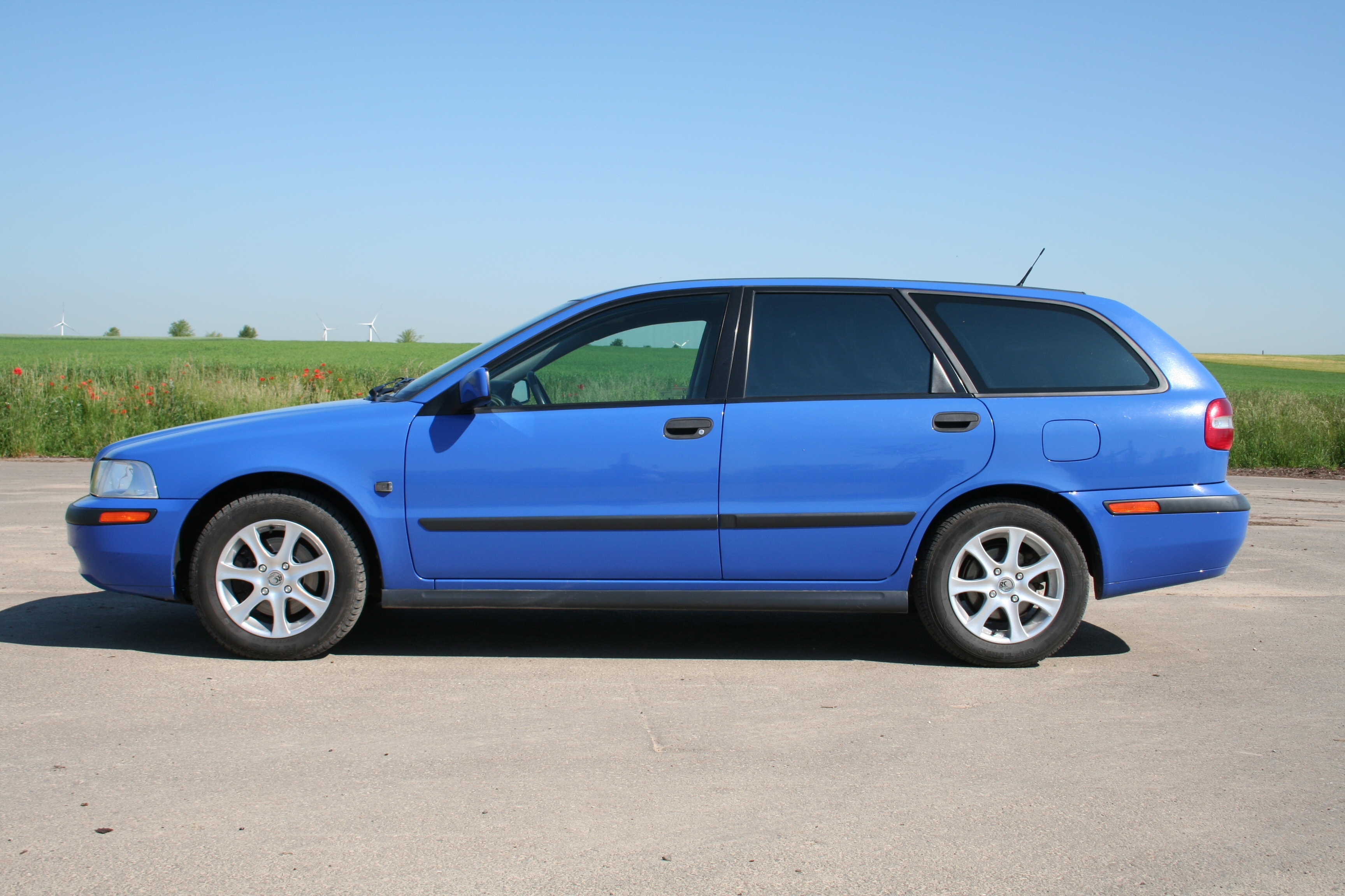 2006-06-13 volvo v40 2